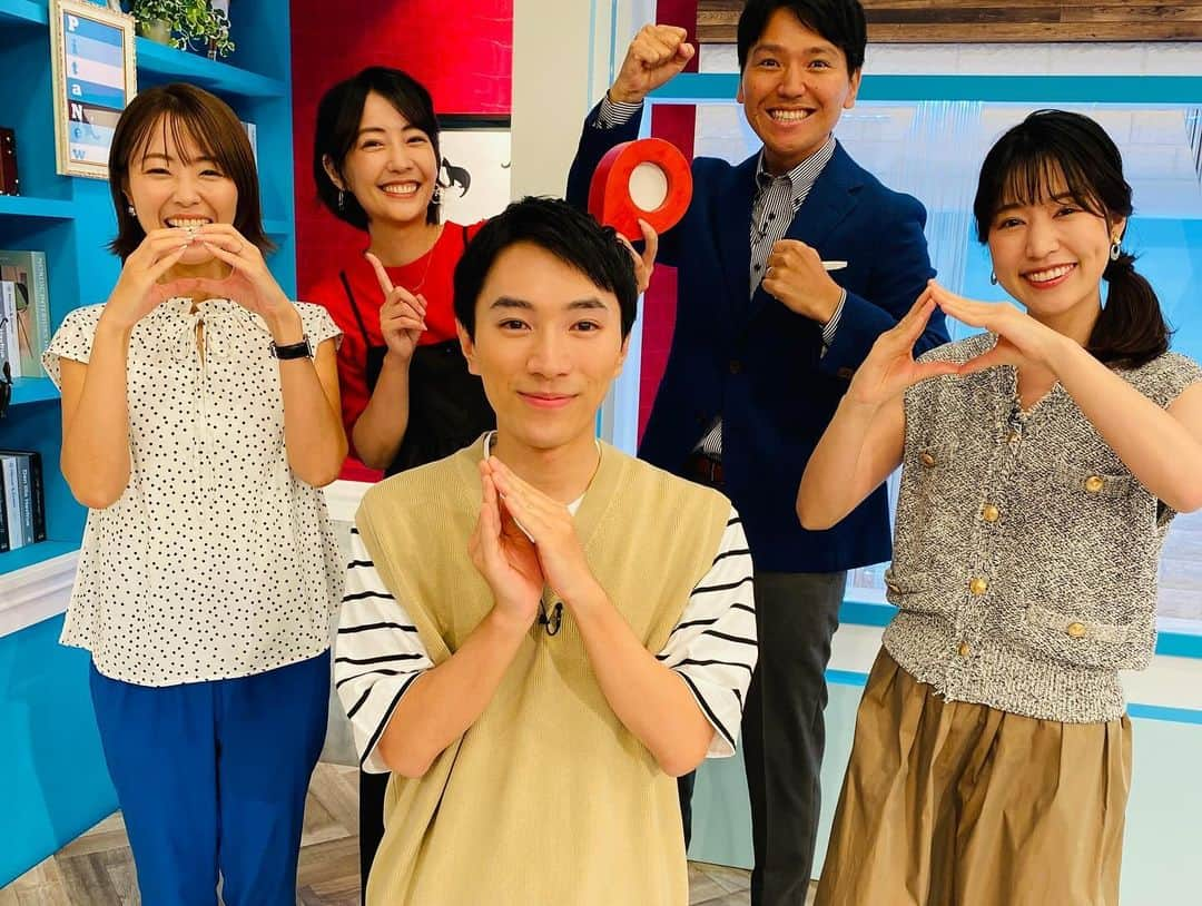 森直美さんのインスタグラム写真 - (森直美Instagram)「4月からスタートした広島ホームテレビのピタニュー📍私の担当コーナー『推しピタ』は12/15が年内最後の放送でした😊 いつも賑やかなスタジオメンバーと、スタッフのみなさんがアットホームな雰囲気で迎えてくださって、慣れない土地でも楽しくお仕事することができました❣️  広島のみなさん、来年もよろしくお願いします🙏  #ピタニュー#推しピタ#広島ホームテレビ#フリーアナウンサー」12月16日 0時18分 - naomi_mori63