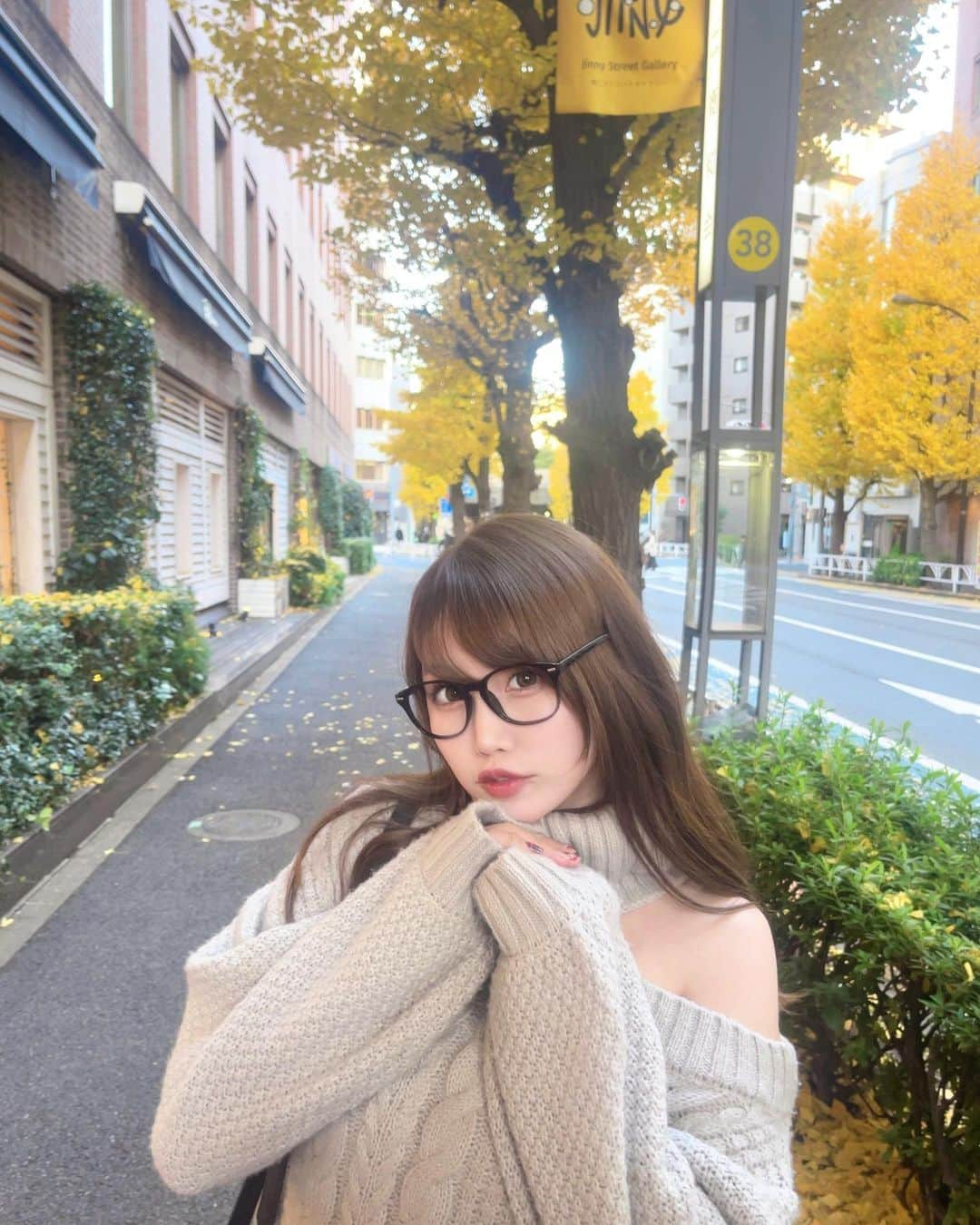 塚本舞のインスタグラム：「今年は温かかったから長く銀杏が楽しめるね🍁」