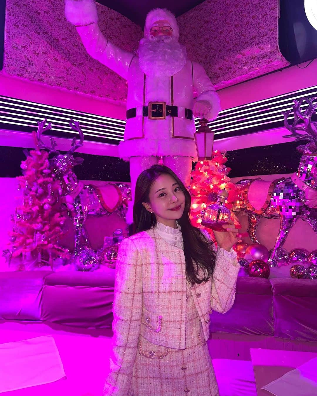 キム・ミニョンさんのインスタグラム写真 - (キム・ミニョンInstagram)「뉴욕의 핫한 밤을 즐겨보겠다고  핑크바에 가봤어요 💖💖💖💖💖 온통 다 핑크크리스마스 💕💕💕💕💕💕 파워 E의 나라..... 인프피 적응 쉽지않다」12月16日 0時41分 - minyoung_aori