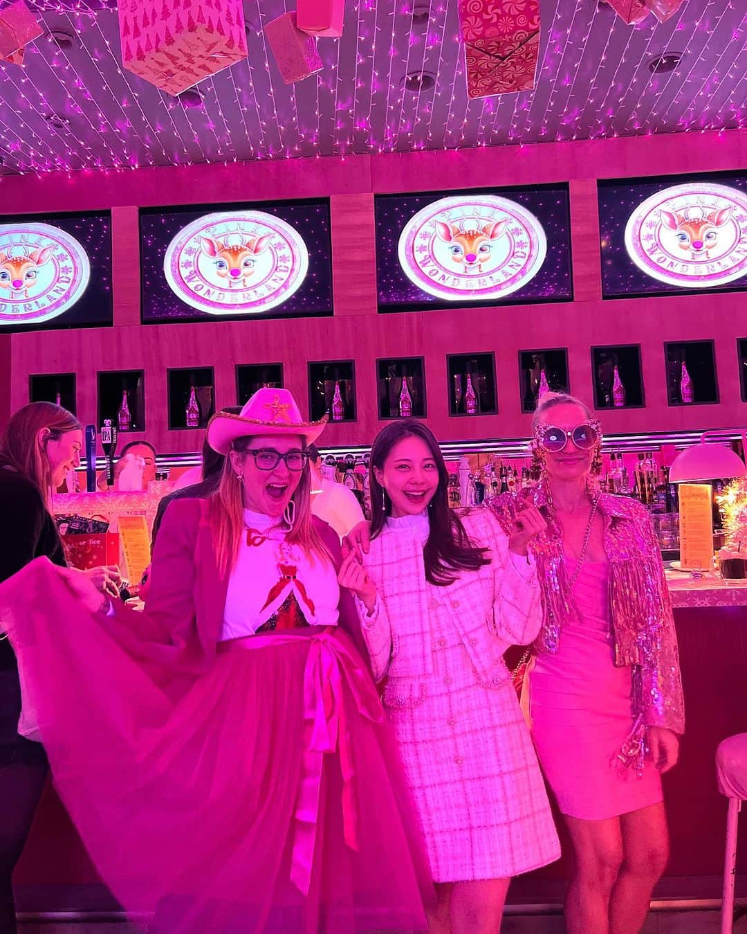 キム・ミニョンのインスタグラム：「뉴욕의 핫한 밤을 즐겨보겠다고  핑크바에 가봤어요 💖💖💖💖💖 온통 다 핑크크리스마스 💕💕💕💕💕💕 파워 E의 나라..... 인프피 적응 쉽지않다」