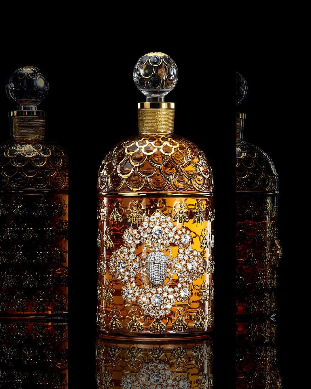 ゲランさんのインスタグラム写真 - (ゲランInstagram)「Discover The Bee Bottle by Begüm Khan.  440 hand-set gems dazzle in an intricate 24-carat gold-plated rosette marking the four cardinal points, inspired by the intricate stonework of Istanbul's Topkapi Palace. The most extravagant of festive celebrations. — @begumkhan  #GuerlainxBegümKhan #GuerlainFragrance #ExceptionalPiece #SavoirFaire #Fragrance #Perfume #HolidayCollection #Wishlist」12月16日 0時41分 - guerlain