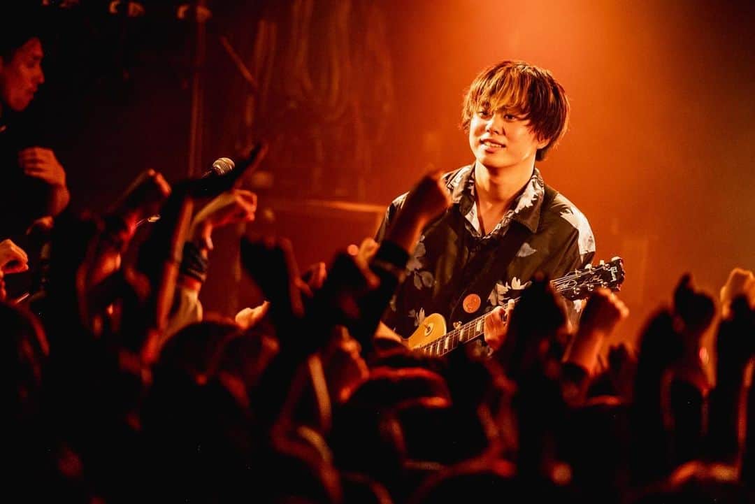 ヤングスキニーさんのインスタグラム写真 - (ヤングスキニーInstagram)「📸 "老いてもヤングスキニーツアーvol.2" vol.2あったんだ編 2023.11.30 at 埼玉・越谷EASYGOINGS  w/ シンガーズハイ(@singers.high )  photo by @rockn__photo」12月16日 0時51分 - yang_skinny