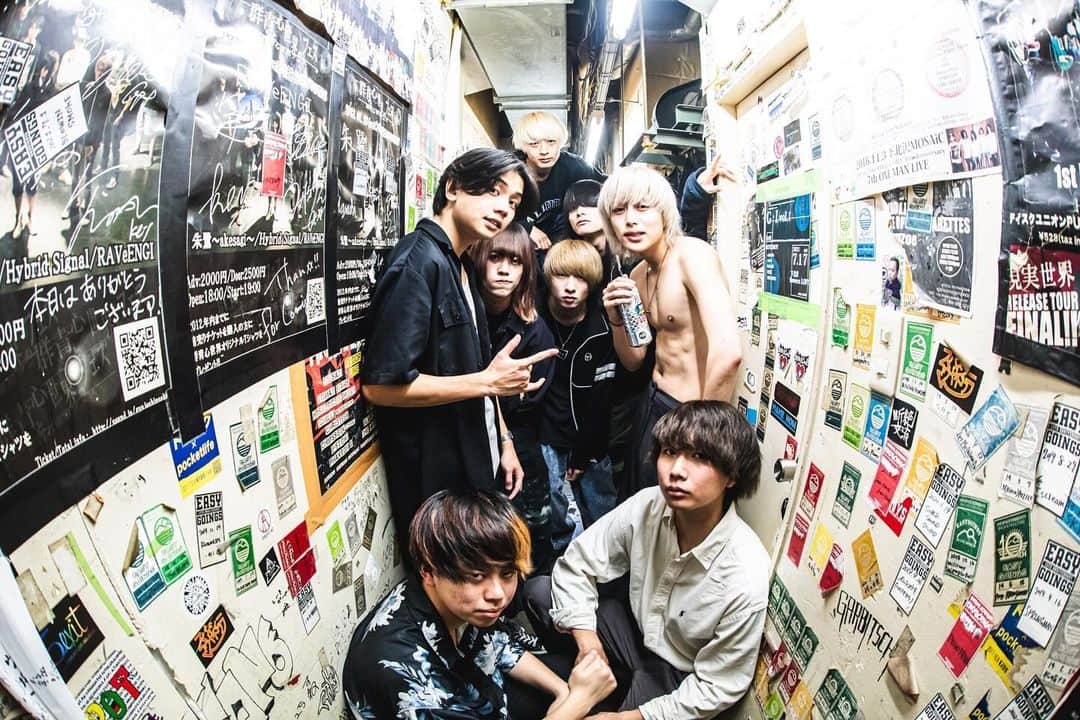ヤングスキニーさんのインスタグラム写真 - (ヤングスキニーInstagram)「📸 "老いてもヤングスキニーツアーvol.2" vol.2あったんだ編 2023.11.30 at 埼玉・越谷EASYGOINGS  w/ シンガーズハイ(@singers.high )  photo by @rockn__photo」12月16日 0時51分 - yang_skinny