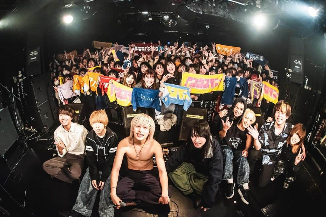 ヤングスキニーのインスタグラム：「📸 "老いてもヤングスキニーツアーvol.2" vol.2あったんだ編 2023.11.30 at 埼玉・越谷EASYGOINGS  w/ シンガーズハイ(@singers.high )  photo by @rockn__photo」