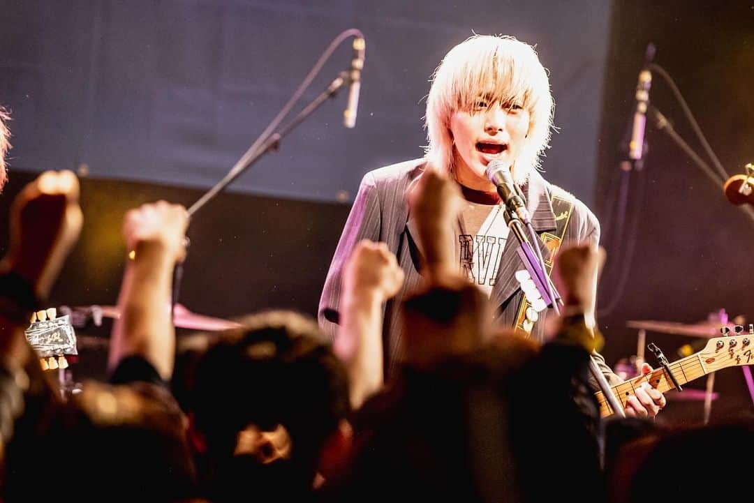 ヤングスキニーさんのインスタグラム写真 - (ヤングスキニーInstagram)「📸 "老いてもヤングスキニーツアーvol.2" vol.2あったんだ編 2023.11.28 at 茨城・水戸ライトハウス  w/ シンガーズハイ(@singers.high )  photo by @rockn__photo」12月16日 0時45分 - yang_skinny