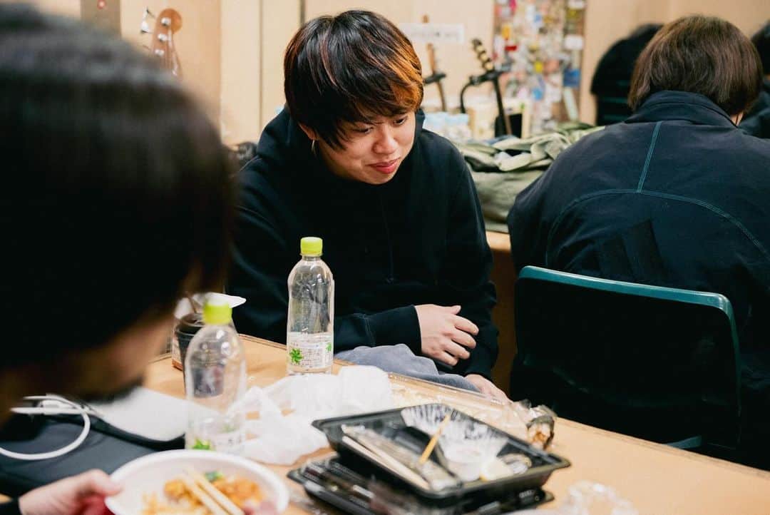 ヤングスキニーさんのインスタグラム写真 - (ヤングスキニーInstagram)「オフショット📸 "老いてもヤングスキニーツアーvol.2" vol.2あったんだ編 2023.11.28 at 茨城・水戸ライトハウス  photo by @rockn__photo」12月16日 0時47分 - yang_skinny