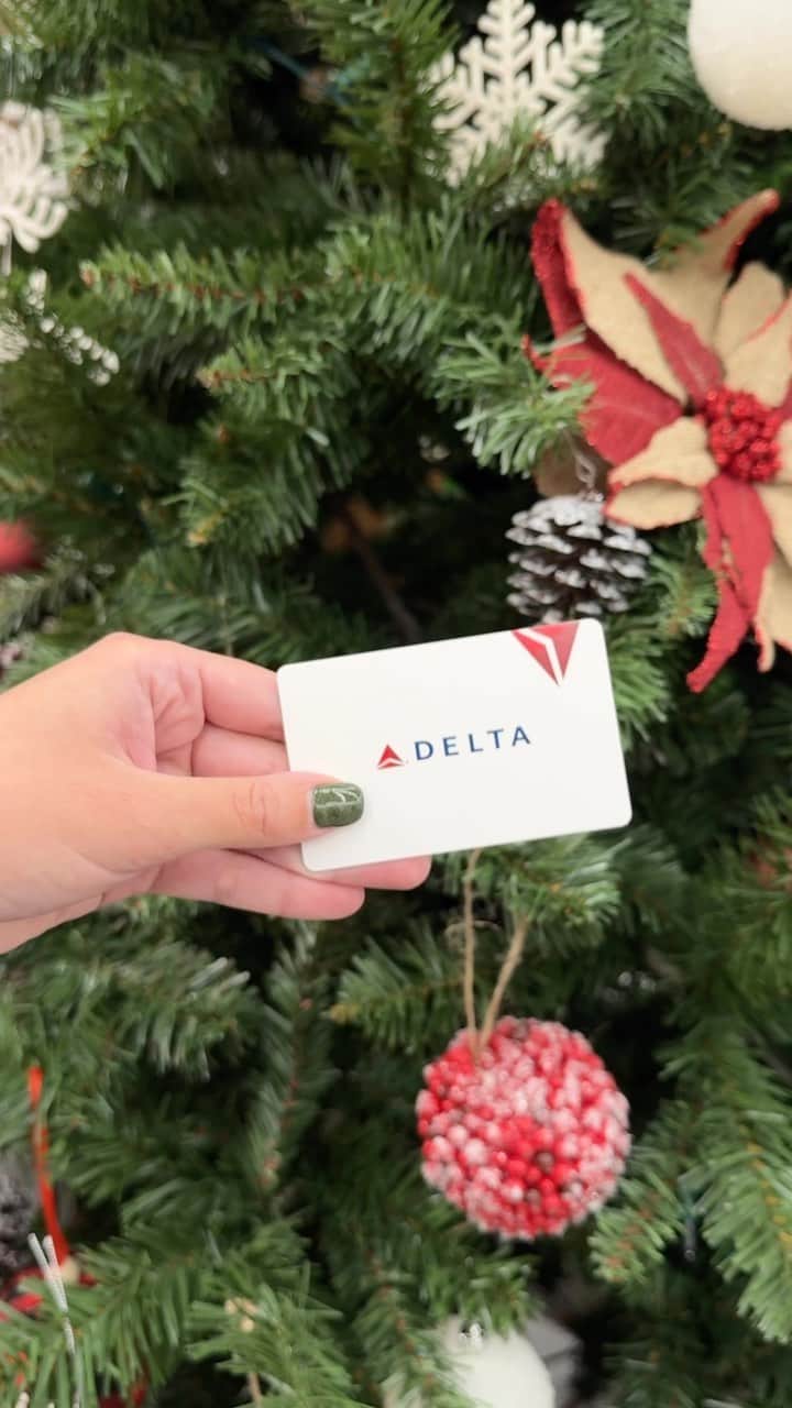 デルタ航空のインスタグラム：「Send this to someone who needs a hint for your holiday gift this year 🎁✈️」
