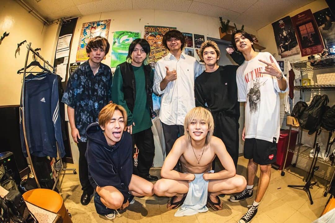 ヤングスキニーさんのインスタグラム写真 - (ヤングスキニーInstagram)「📸 "老いてもヤングスキニーツアーvol.2" vol.2あったんだ編 2023.12.04 at 沖縄・Output沖縄  w/ ammo(@ammo__official )  photo by @rockn__photo」12月16日 0時57分 - yang_skinny