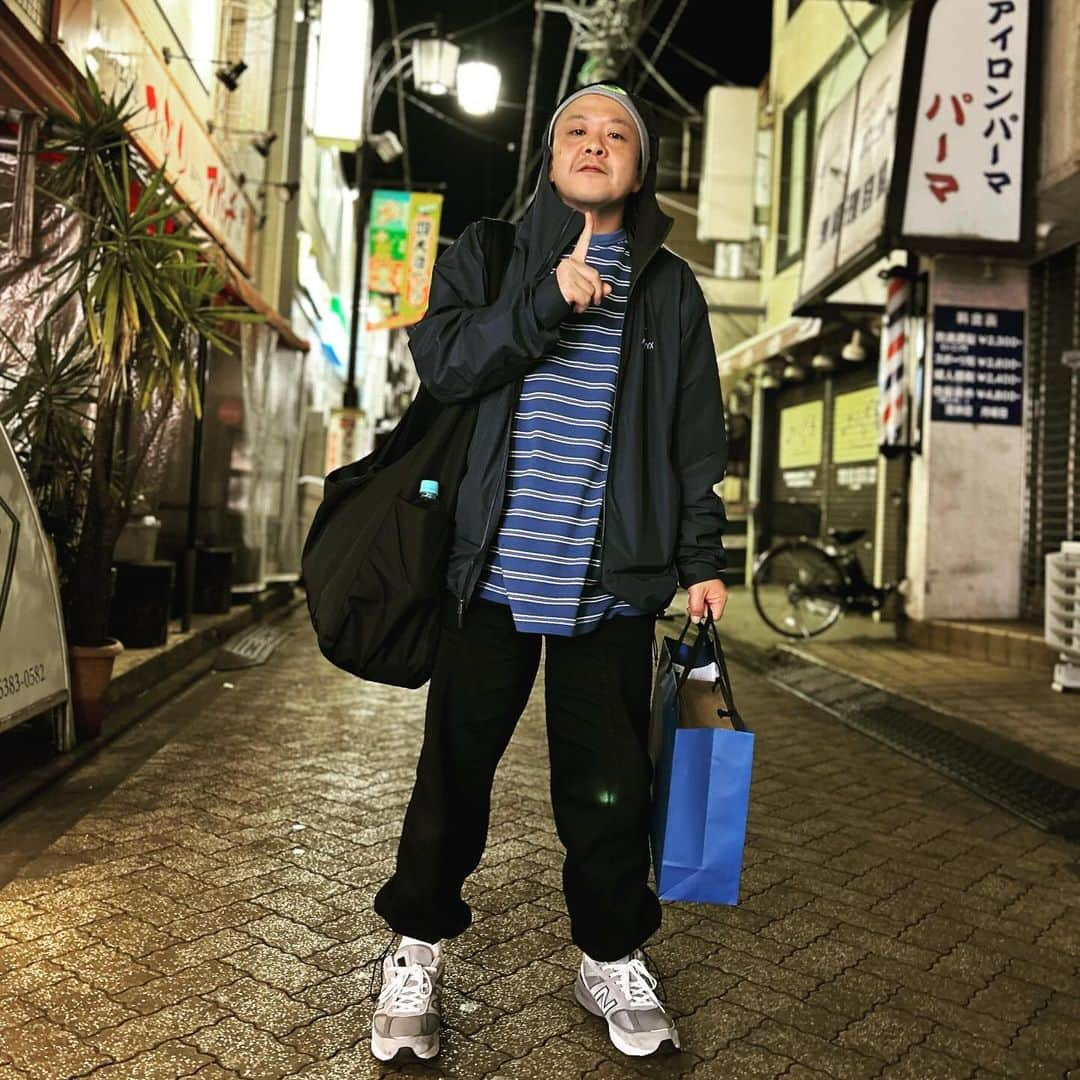 市川刺身さんのインスタグラム写真 - (市川刺身Instagram)「今日の服装。 渋谷と新宿でライブの日。  夜暖かくなるという予報を信じてFICCEのセーターにZORLACのコーチジャケット。 707さんで購入した最近お気に入りのケミカルデニム。 無駄づくりの黒帽子にDUNLOPの黒靴で金のがま口とmont-bellのメッシュリュック。  ルミネでライブがサルゴリラの赤羽さんと一緒だったので一緒に高円寺に帰還して美味焼肉ご馳走になってお茶した帰りに撮りました。 赤羽さんARC'TERYXのマウンテンパーカーキマってます。 赤羽さんありがとうございます。  #今日着た服 #ファッション #古着 #高円寺 #サルゴリラ #赤羽さん #お洒落」12月16日 0時59分 - soitsudoitsu