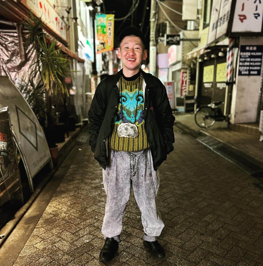 市川刺身のインスタグラム：「今日の服装。 渋谷と新宿でライブの日。  夜暖かくなるという予報を信じてFICCEのセーターにZORLACのコーチジャケット。 707さんで購入した最近お気に入りのケミカルデニム。 無駄づくりの黒帽子にDUNLOPの黒靴で金のがま口とmont-bellのメッシュリュック。  ルミネでライブがサルゴリラの赤羽さんと一緒だったので一緒に高円寺に帰還して美味焼肉ご馳走になってお茶した帰りに撮りました。 赤羽さんARC'TERYXのマウンテンパーカーキマってます。 赤羽さんありがとうございます。  #今日着た服 #ファッション #古着 #高円寺 #サルゴリラ #赤羽さん #お洒落」