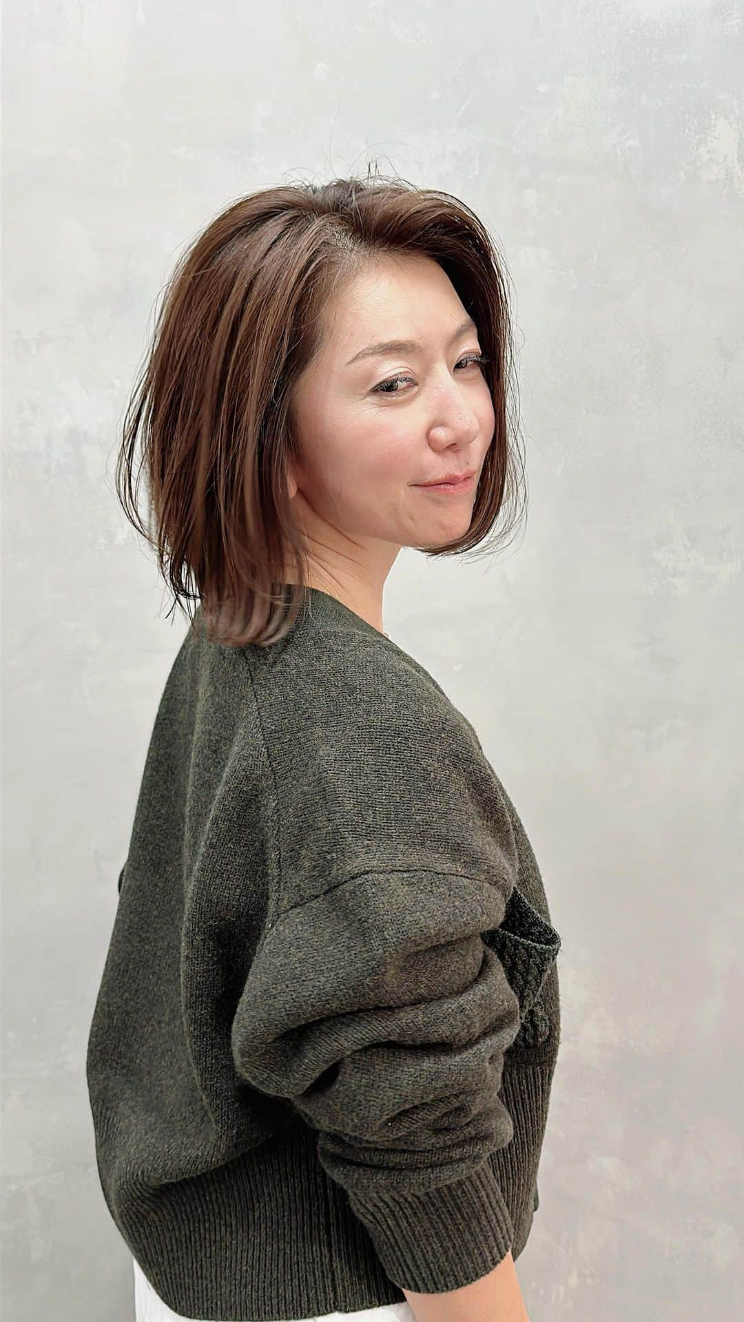 坂田陽子のインスタグラム：「今年最後のヘアメンテナンス。 久しぶりに顎下のボブに。 なかなか踏ん切りつかなかったけど、思い切って短くしようと思ったのは、 今季購入した @inscrire_official の袖と背中ポワンのMA-1を着たかったから。 ・ 今までの長さで髪を下ろしたり、 結んだりしてもなんか違う。 カジュアルな服とのバランスが取れなくて 頑張ってる感？が出てしまう😭 なんだかちぐはぐに感じて 似合う服が分からなくなって思いっきり迷子😂 ・ で。思い切って久々に短くしてみた。 ・ 勿論いつもの @elilume.yoyogiで。 @wanoyousuke さんの凄いのは シンプルに見えて めちゃくちゃ緻密に計算された 繊細、丁寧、幾つもの隠し味が散りばめられたカットなので スタイリングが簡単！ で、ニュアンスのある「抜け感」が作れるところ！ 本当に凄いなぁと思う。 ・ ヘアが素敵だと気分上がる。 忙しい毎日だけど このまま年末まで走り切ります‼️ ・ 撮影　@elilume_chibakana  ありがとねー❤️ 来年もよろしくです。 ・ ・ #大人ボブ #ニュアンスボブ #抜け感ヘア #カットの天才 #代々木公園美容室 #ma1  #ワンポイントアレンジアドバイス #ショートボブの外ハネはね #コテでね #巻かないの #滑らせるの #コツはね #スンスンスーン #一度に巻かずに #滑らせるのよ」