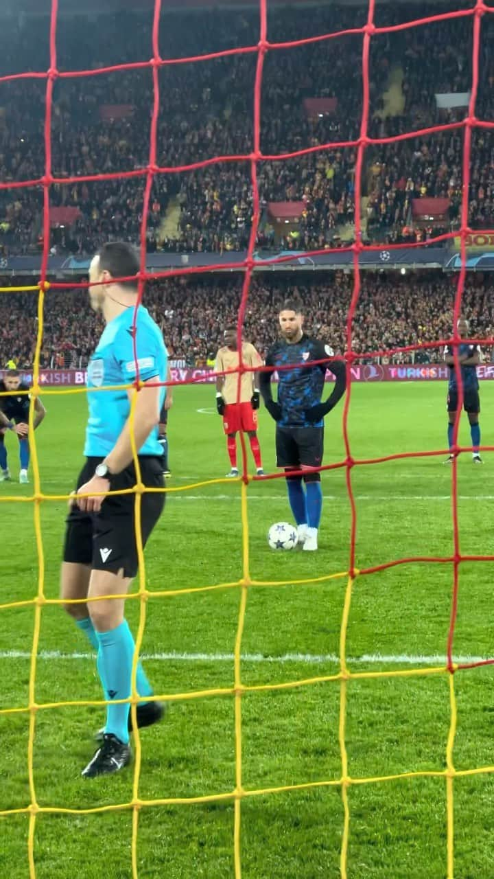 セルヒオ・ラモスのインスタグラム：「Sangre fría, corazón caliente 🥶❤️  🎯 @sergioramos   #WeareSevilla #NuncaTeRindas #UCL #ChampionsLeague」