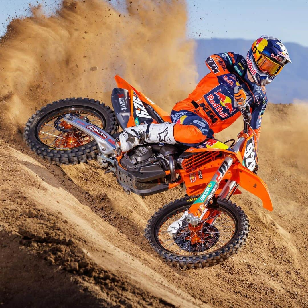 Racer X Onlineさんのインスタグラム写真 - (Racer X OnlineInstagram)「The KTM line up 🟠🟠 Check out the gallery on the site of 2024 line up‼️Photos: @cudby #KTM」12月16日 1時35分 - racerxonline