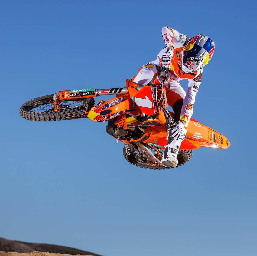 Racer X Onlineのインスタグラム：「The KTM line up 🟠🟠 Check out the gallery on the site of 2024 line up‼️Photos: @cudby #KTM」
