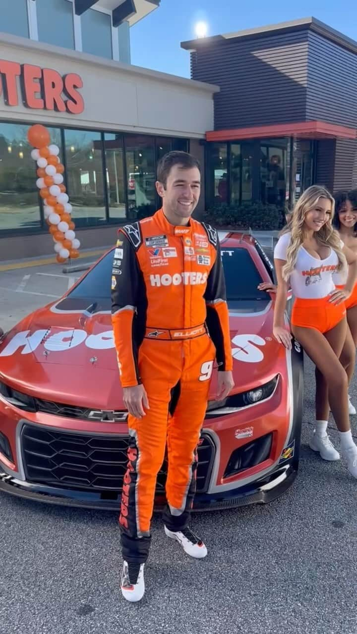 Hootersのインスタグラム：「3…2…1…  Introducing the No. 9 Hooters Chevrolet look for the 2024 season 🏁 Can’t wait to see @chaseelliott9 hit the track in February!」