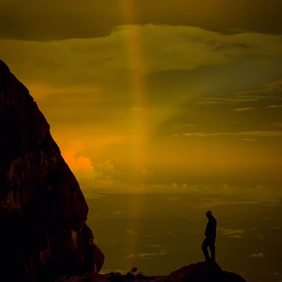 ジミー・チンのインスタグラム：「Vertical rainbows....who knew? @conrad_anker Mount Kinabalu, Borneo.  @canonusa @thenorthface @yeti」