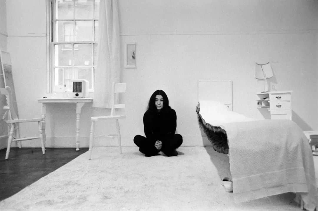 テート・ギャラリーのインスタグラム：「The UK's largest YOKO ONO exhibition ever opens at Tate Modern on 15 February 2024. ❤️  Yoko Ono is a trailblazer of early conceptual and participatory art, film and performance, a celebrated musician, and a formidable campaigner for world peace. Spanning more than seven decades, YOKO ONO: MUSIC OF THE MIND celebrates key moments in Ono's ground-breaking, influential and multidisciplinary career. 📽️🌎  🎟️ Book tickets for the exhibition or exhibition tour via the link in our bio. 🎟️ Members visit free.  📷 @YokoOno, Half-A-Room 1967 © #YokoOno. Photograph: Clay Perry」