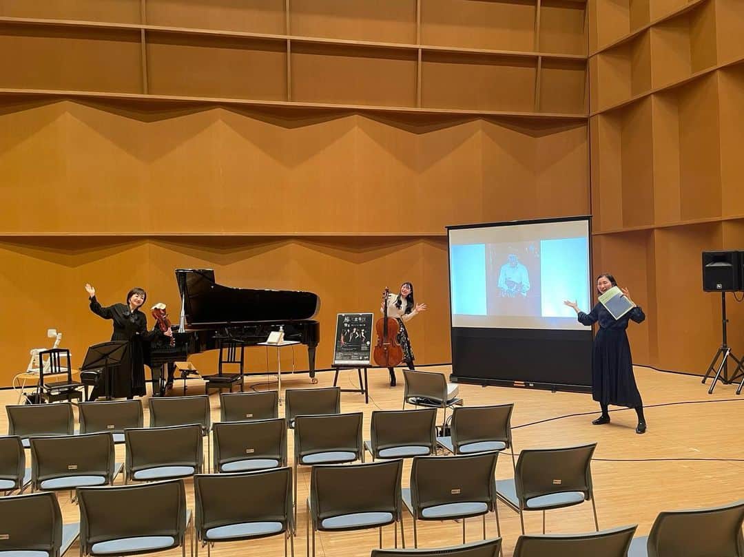 新倉瞳のインスタグラム：「Analyse Workshop about Shostakovich piano Trio No.2 op.67  来年2/3の公演へ向けたショスタコーヴィッチのピアノ三重奏曲 No.2 op.67を深掘りするアナリーゼワークショップ  興味を持ち全身で共有してくださった皆さま、我々のアレしたいコレしたいに全力で応えてくださったスタッフの皆さま、ありがとうございました！  いやぁ、自分が大好きで深めたいことに、一緒に興味を持ち共有していただけることって、ほんっと奇跡です。  2/3公演も楽しみ！」