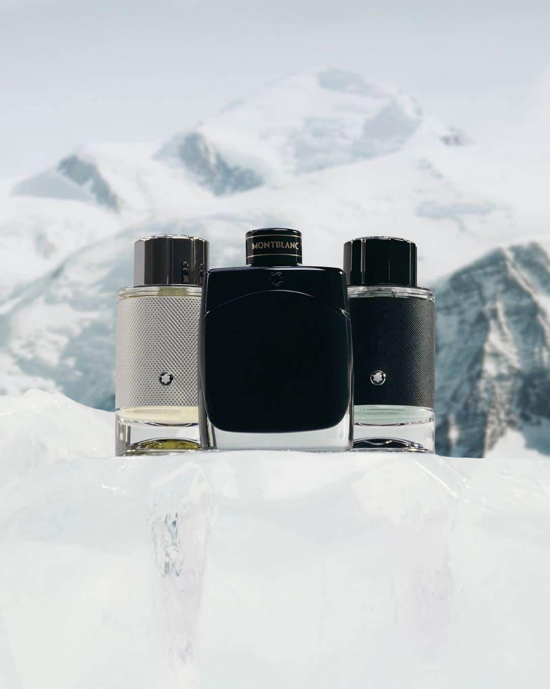 モンブランさんのインスタグラム写真 - (モンブランInstagram)「Scents have the power to evoke beautiful memories, creating an aromatic tapestry of joy and celebration. Let Montblanc’s enchanting fragrances become a part of your cherished holiday memories.  #HeartWritten #InspireWriting #GiftMontblanc」12月16日 2時01分 - montblanc