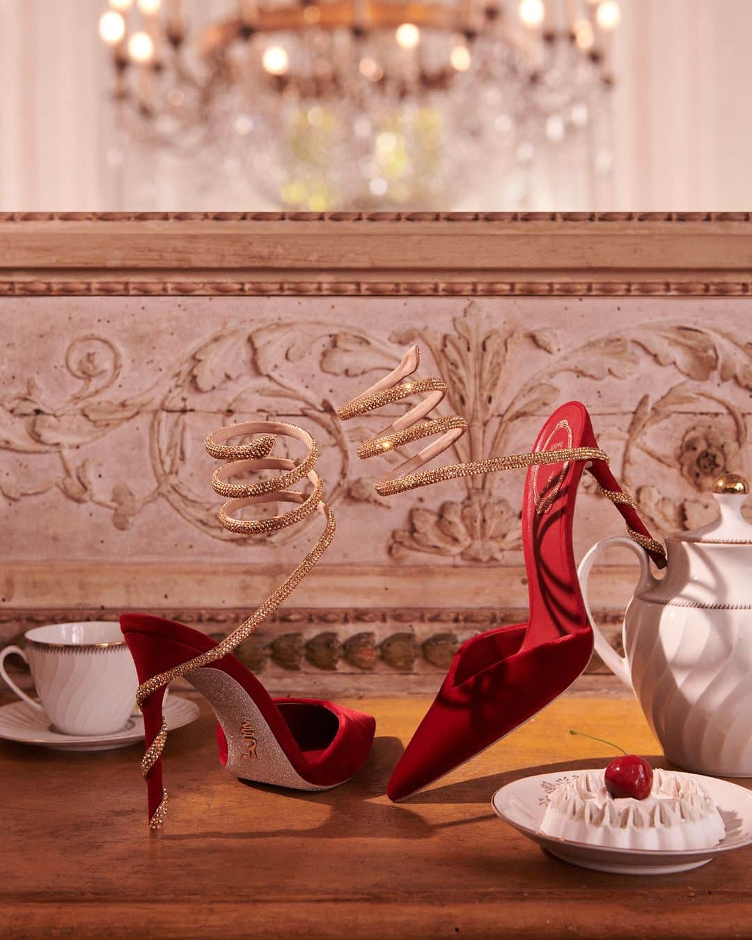 レネカオヴィラのインスタグラム：「Winter elegance has its spokeswoman: the Margot pump in ruby velvet, embellished with the golden-rhinestone serpente.   #ReneCaovilla」