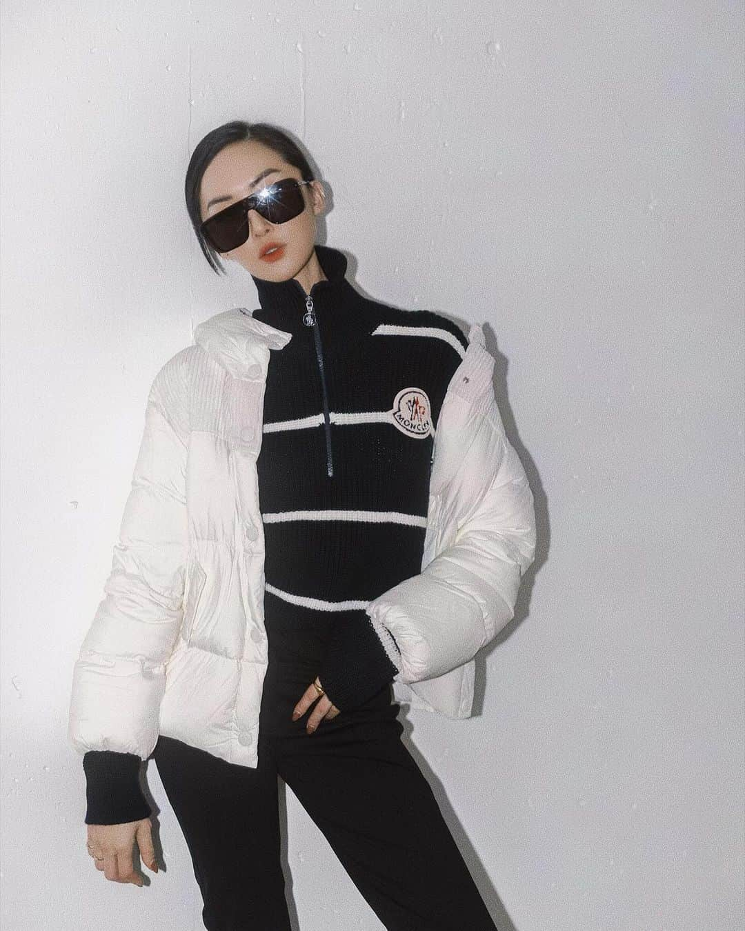 クリッセル・リムのインスタグラム：「Bundled up weather 🖤 @moncler @nordstrom」