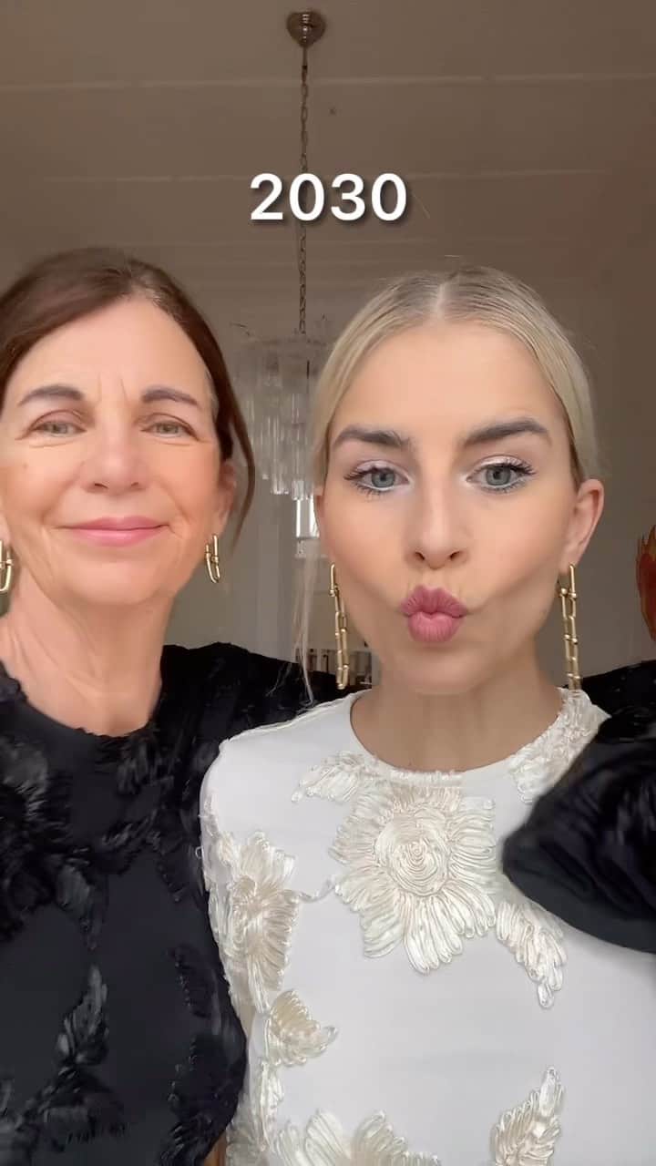 キャロライン・ダウルのインスタグラム：「fingers crossed that I will look like her when I am 68 🥹🫶🏻」