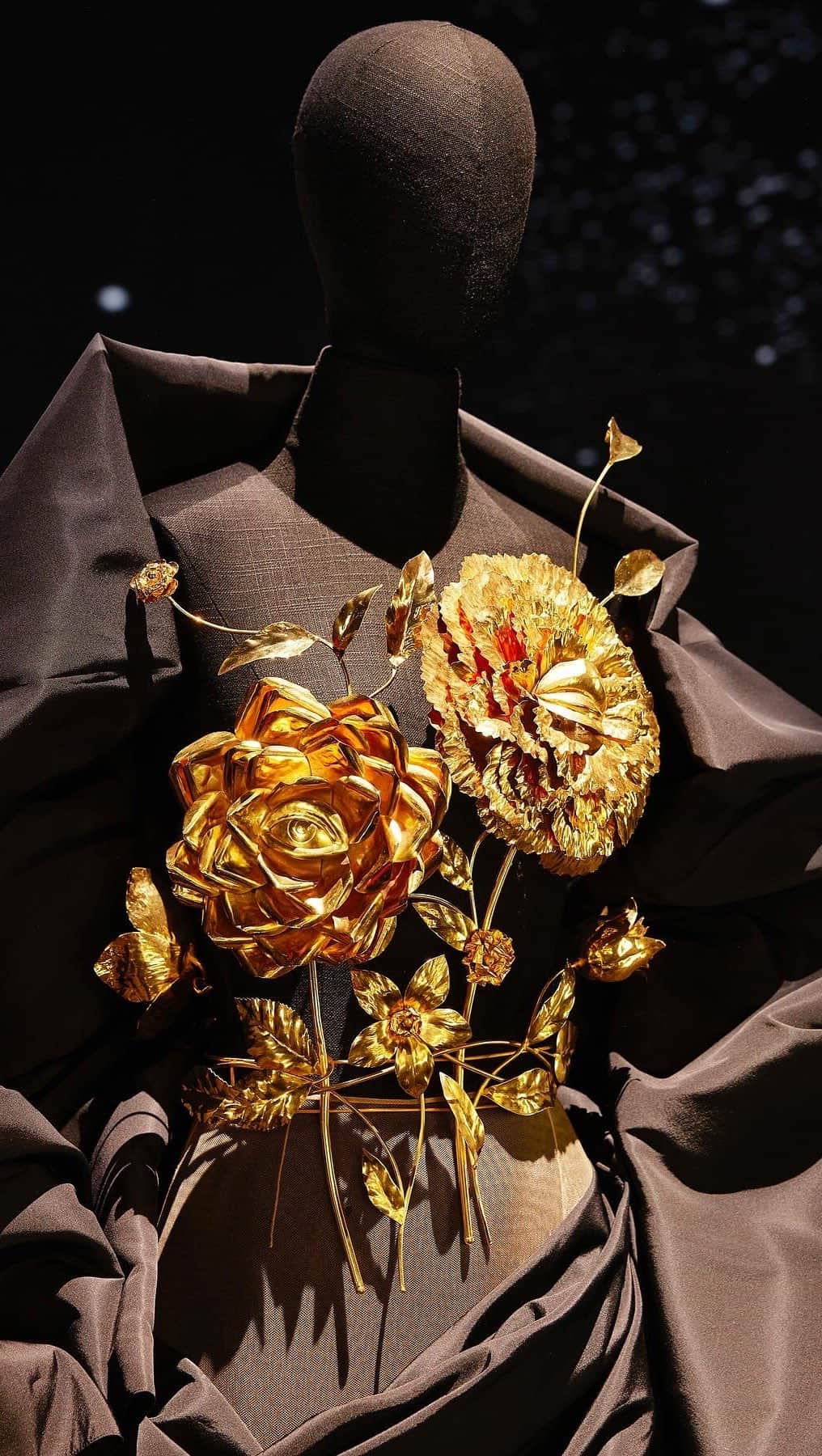 スキャパレリのインスタグラム：「Selected works by @danielroseberry for @schiaparelli exhibited at the 2023 NGV Triennial @ngvmelbourne  On view until April 24th, 2024.  #Schiaparelli #NGV #NGVTriennial」