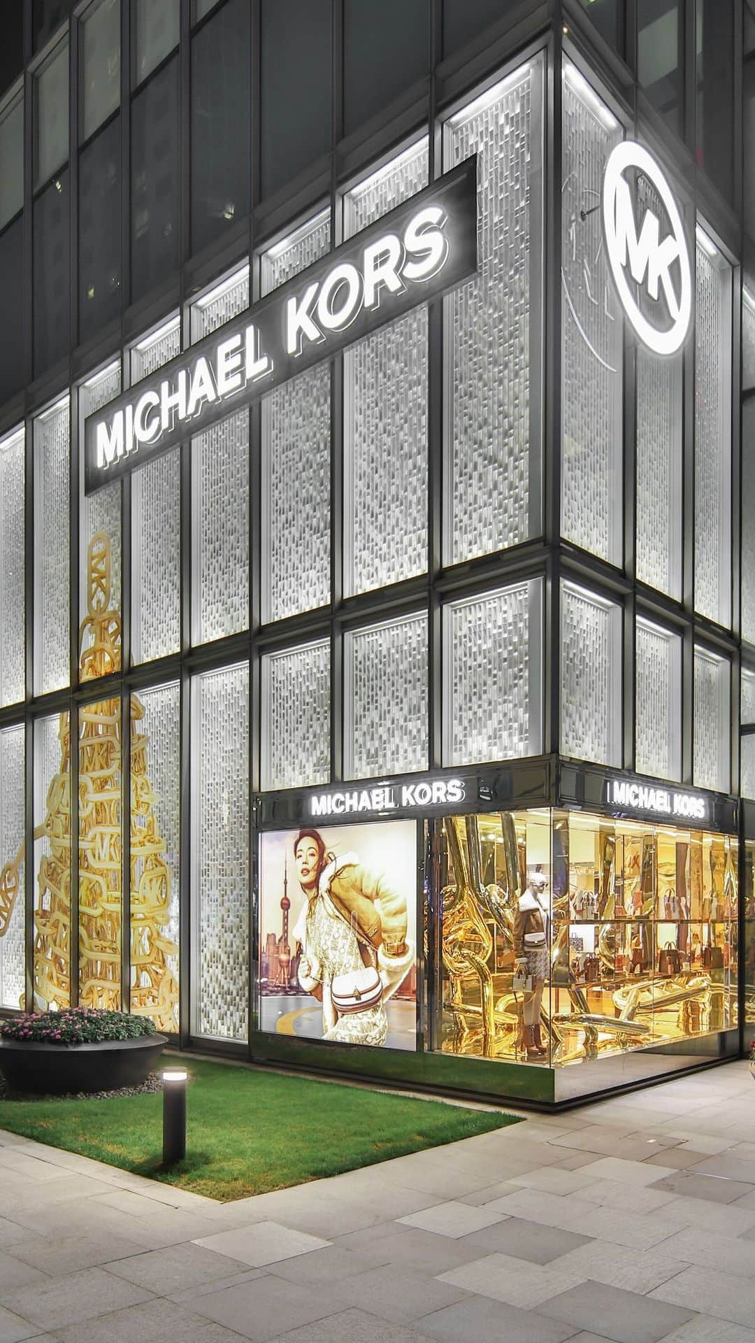 マイケルコースのインスタグラム：「Happy holidays! Take a look at our holiday windows and store displays from around the world. 🎁 #MichaelKors」