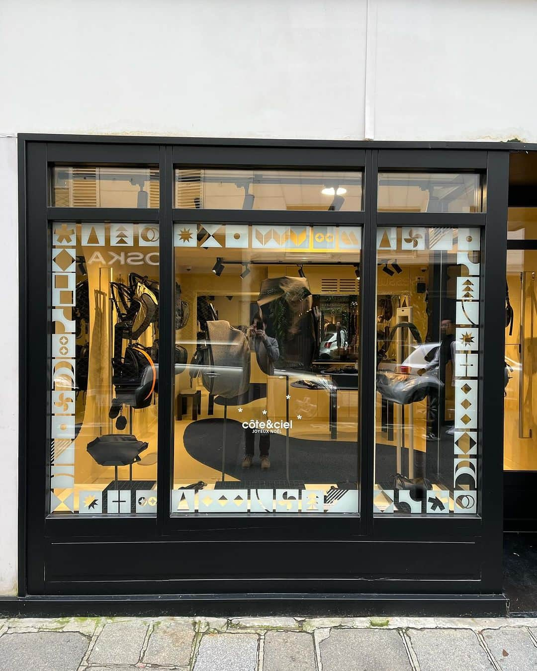 コートエシエルさんのインスタグラム写真 - (コートエシエルInstagram)「Arriving just in time for Christmas, our festive window has been installed in our Paris flagship store!  To say thank you for an amazing year, until the 31st of December, in-store purchases over €300 will receive a complimentary gift* from us.  *These complimentary gifts include RingO, Keyloop, Letgo, Keychain.」12月16日 2時36分 - coteetciel