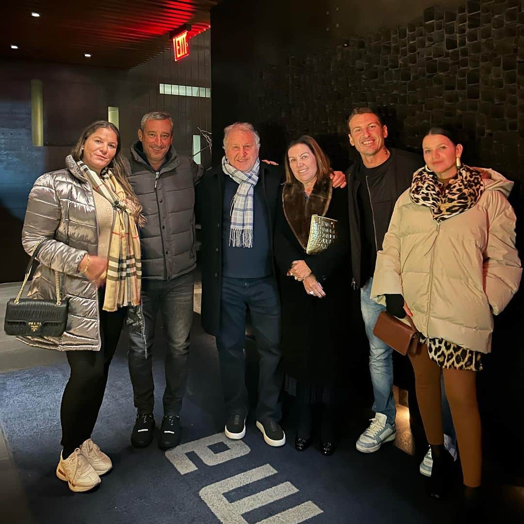 ジーコさんのインスタグラム写真 - (ジーコInstagram)「Voltando do Japão e passando por Nova York para descansar um pouco, admirar as paisagens natalinas e encontrar bons amigos. Junior, Jane, Emerson, Jeane, Cezinha que jogou no CFZ e Mario, hoje na academia da CBF.」12月16日 2時41分 - zico