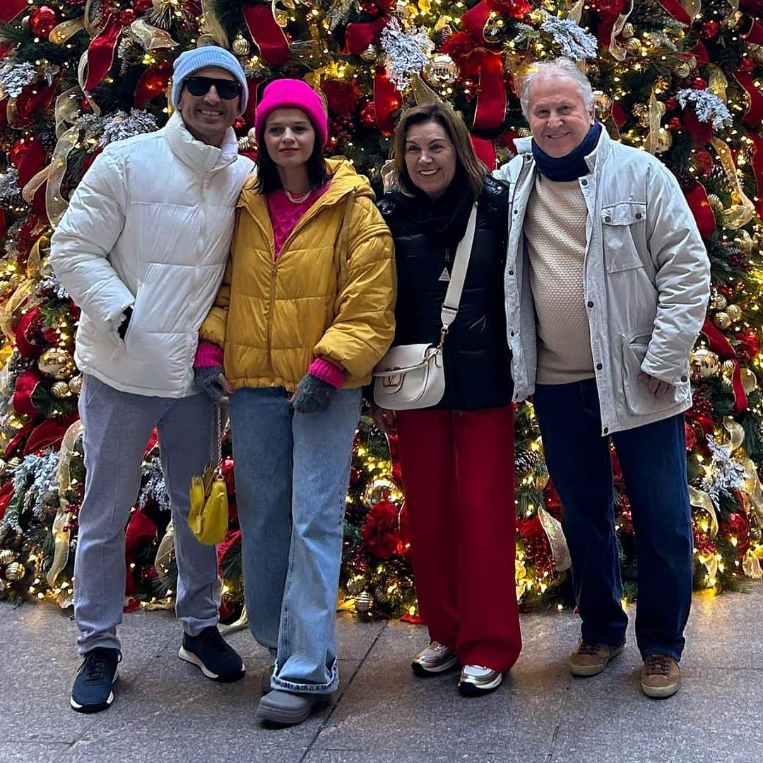 ジーコさんのインスタグラム写真 - (ジーコInstagram)「Voltando do Japão e passando por Nova York para descansar um pouco, admirar as paisagens natalinas e encontrar bons amigos. Junior, Jane, Emerson, Jeane, Cezinha que jogou no CFZ e Mario, hoje na academia da CBF.」12月16日 2時41分 - zico