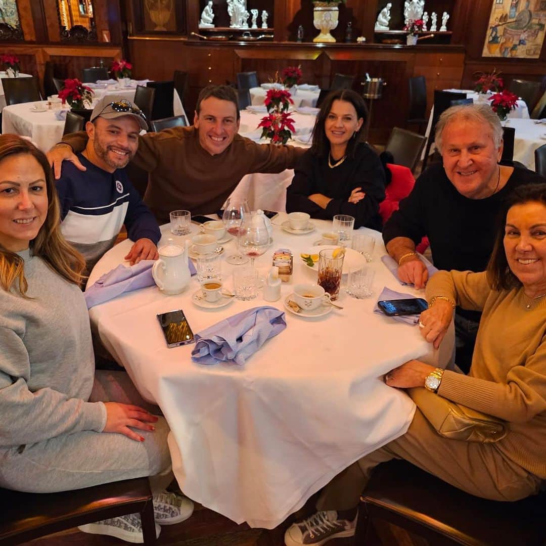 ジーコさんのインスタグラム写真 - (ジーコInstagram)「Voltando do Japão e passando por Nova York para descansar um pouco, admirar as paisagens natalinas e encontrar bons amigos. Junior, Jane, Emerson, Jeane, Cezinha que jogou no CFZ e Mario, hoje na academia da CBF.」12月16日 2時41分 - zico
