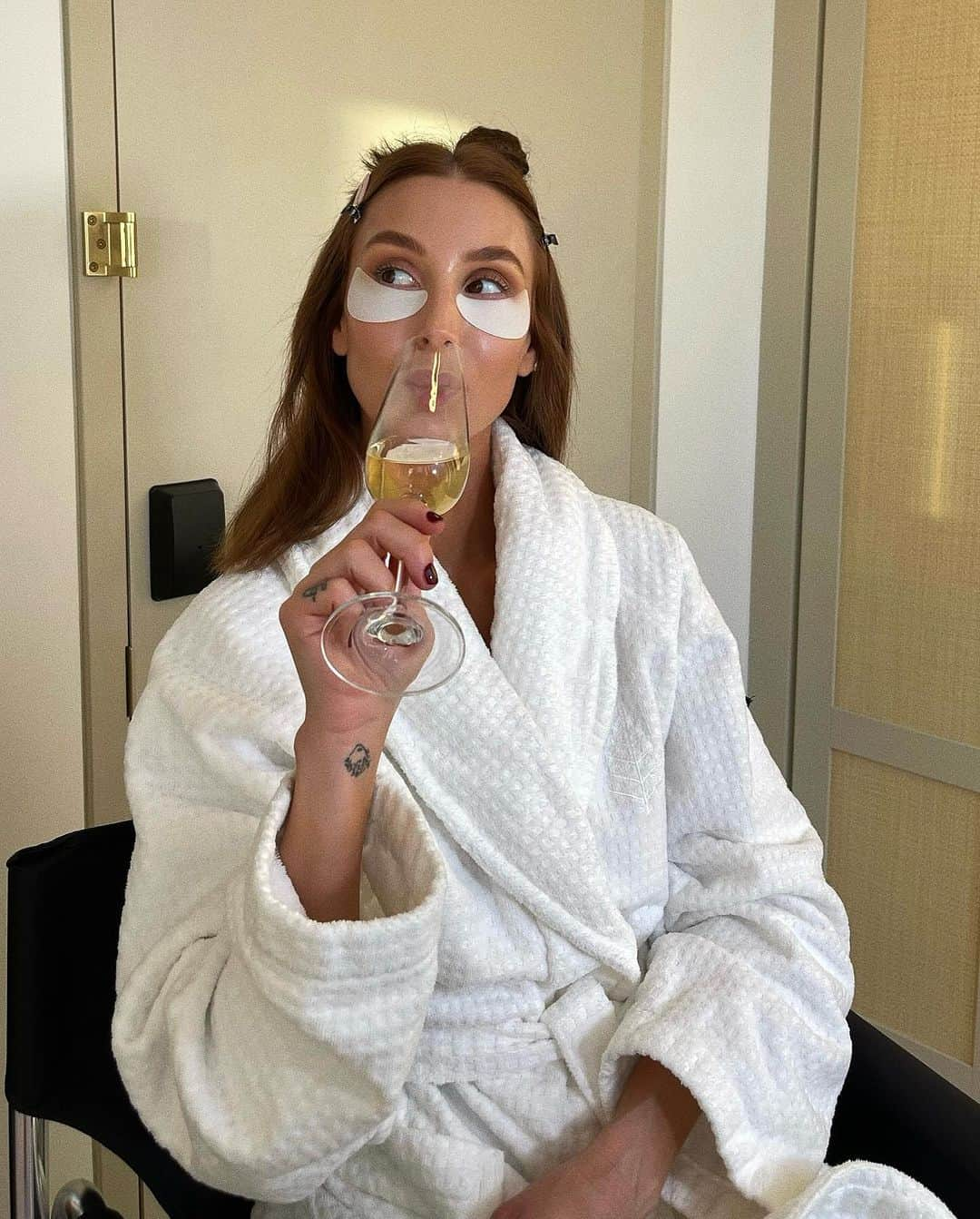 ホイットニー・ポートさんのインスタグラム写真 - (ホイットニー・ポートInstagram)「under eye masks & gels are a must for me. They represent little self care moments I can do at any time.  what are some of your favorites? ✨  head to my stories and see which under eye masks or gels are in my rotation. xx」12月16日 2時49分 - whitneyeveport