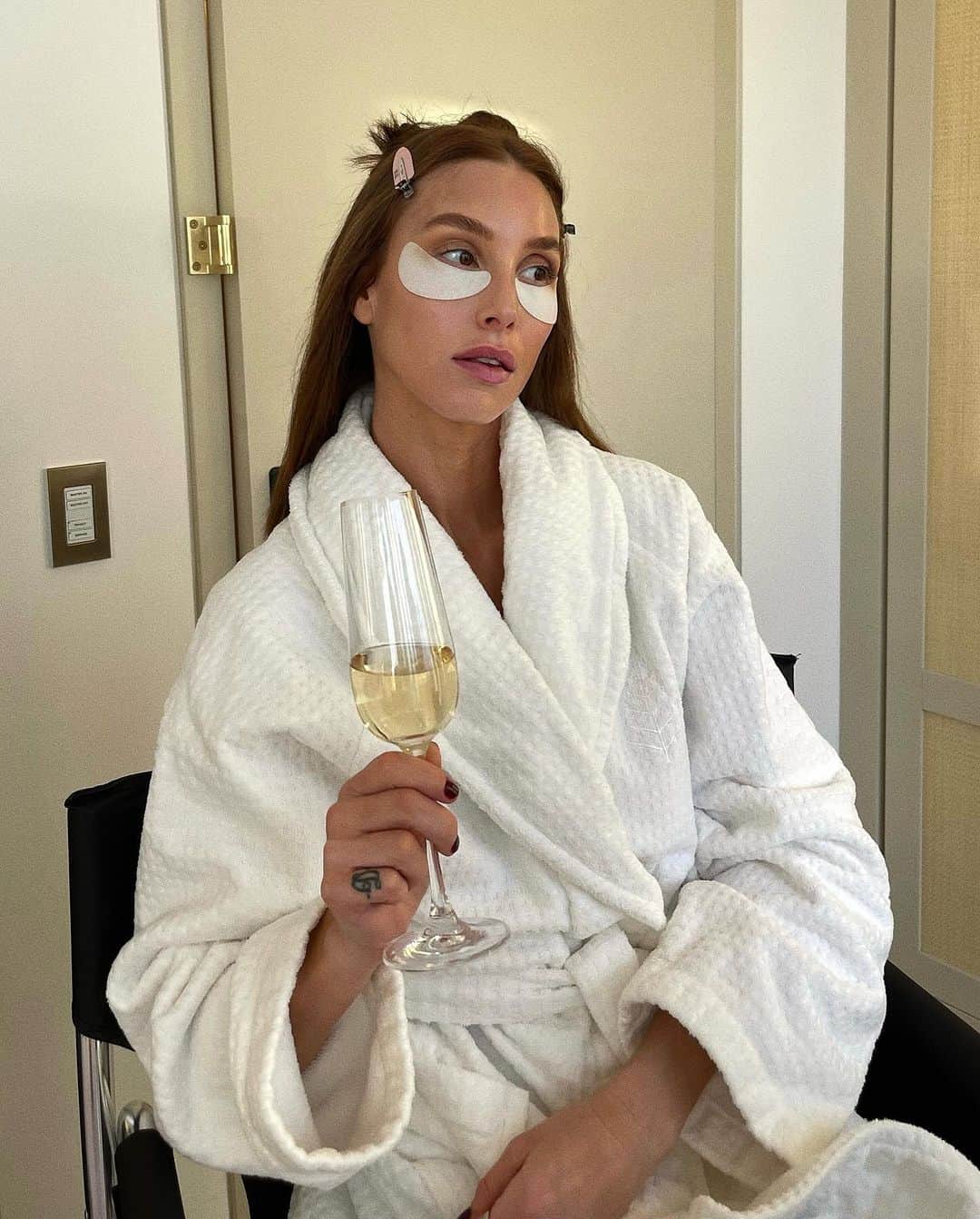 ホイットニー・ポートのインスタグラム：「under eye masks & gels are a must for me. They represent little self care moments I can do at any time.  what are some of your favorites? ✨  head to my stories and see which under eye masks or gels are in my rotation. xx」