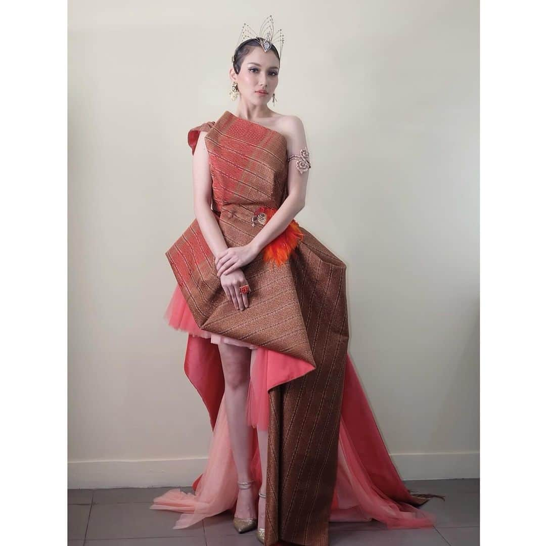 アユ・ティンティンのインスタグラム：「HUT TRANSMEDIA 🧡💋  Gown @dannysatriadi_official  Accessories @rinaldyyunardi  Make up @candrazhang Hair @kriznafahrezi  Fashion Stylist @erichalamin Styling Team @muhafiattt」