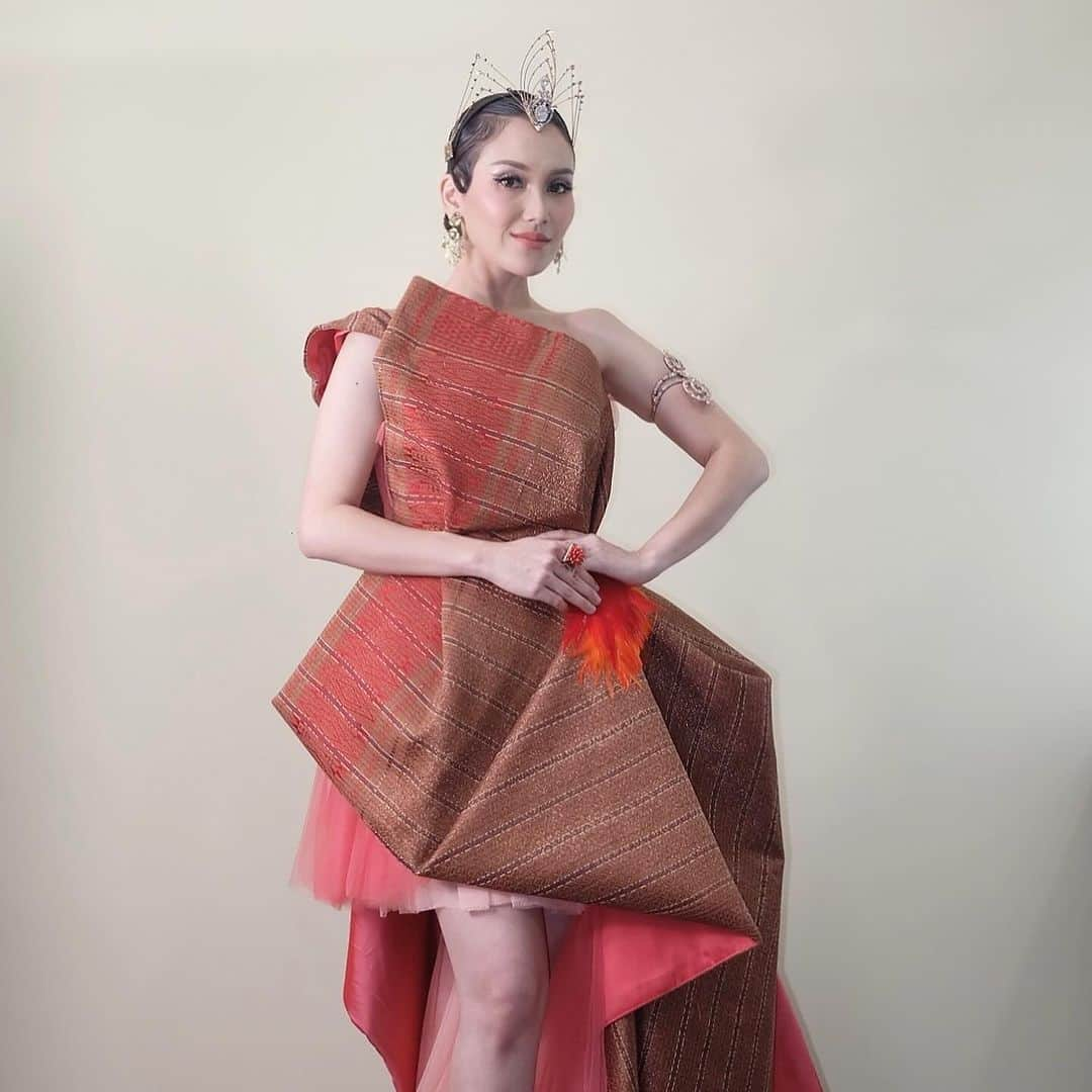 アユ・ティンティンさんのインスタグラム写真 - (アユ・ティンティンInstagram)「HUT TRANSMEDIA 🧡💋  Gown @dannysatriadi_official  Accessories @rinaldyyunardi  Make up @candrazhang Hair @kriznafahrezi  Fashion Stylist @erichalamin Styling Team @muhafiattt」12月16日 2時59分 - ayutingting92