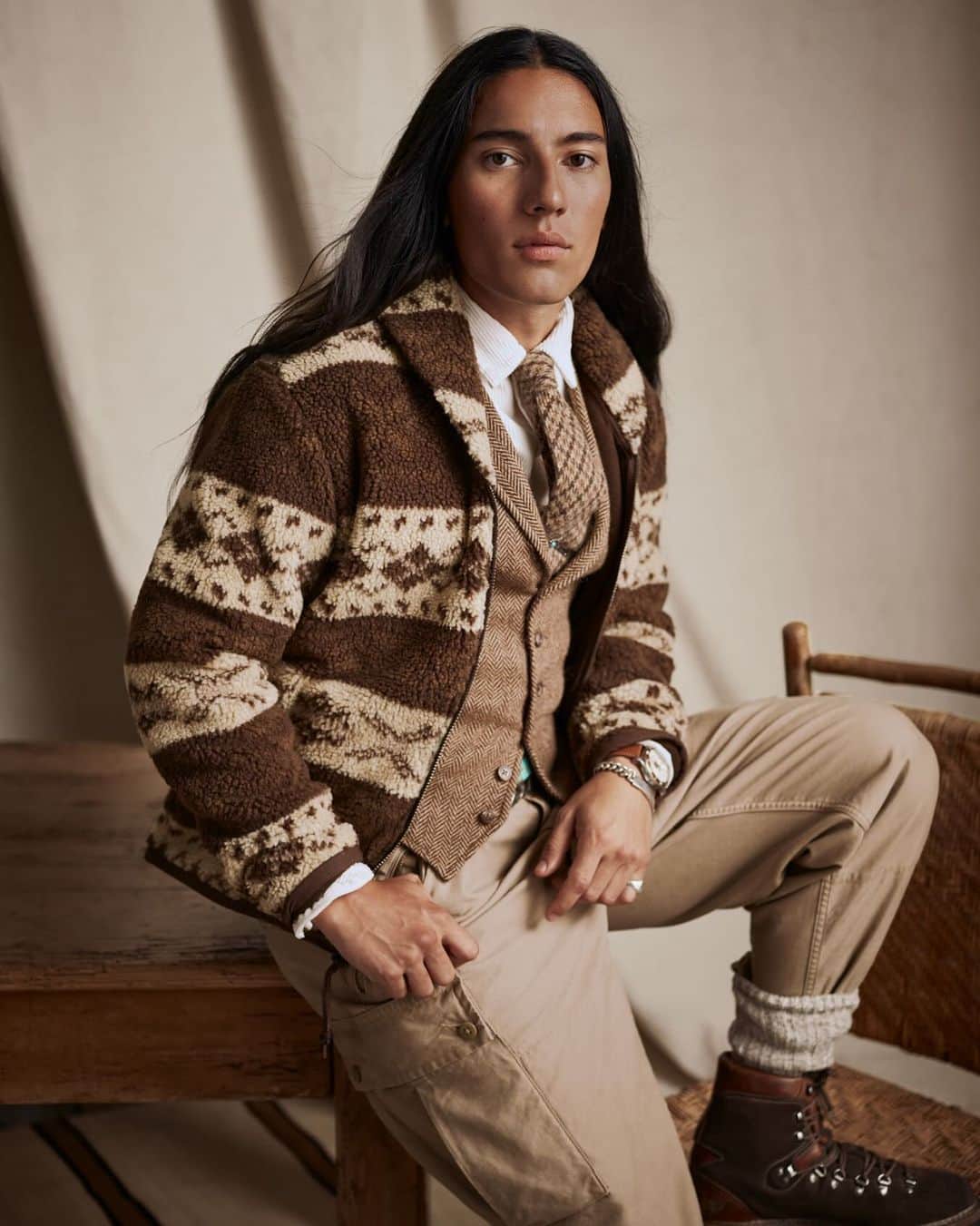 Polo Ralph Laurenのインスタグラム：「In a contemporary take on texture, the #PoloRalphLauren Patterned Hybrid Jacket combines high-pile fleece with sleek woven piecing for cold weather #PoloRLStyle.   Discover #RLHoliday via the link in bio.」