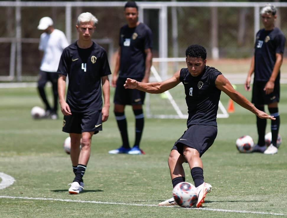 コリンチャンスさんのインスタグラム写真 - (コリンチャンスInstagram)「Foco no primeiro jogo da Copinha! ⚽️  🆚 Ji-Paraná 🗓️ 03/01/2024 ⏰ 21h45 (horário de Brasília)  📸 @rodrigogazzanel   #CorinthiansNaBase #VaiCorinthians」12月16日 3時01分 - corinthians