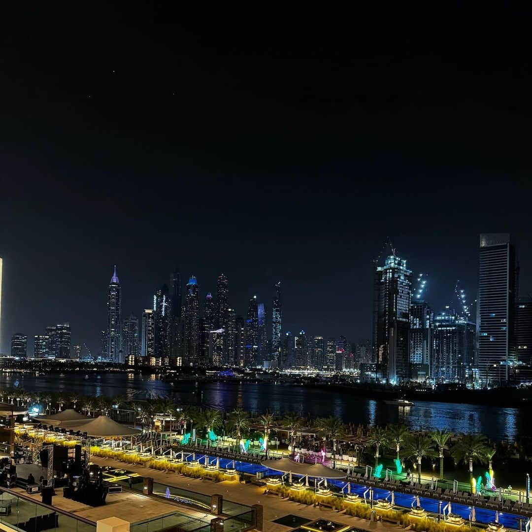 SANDRA KUBICKAのインスタグラム：「Habibi, can’t talk I’m in Dubai. ✨ geez, I love this city.」