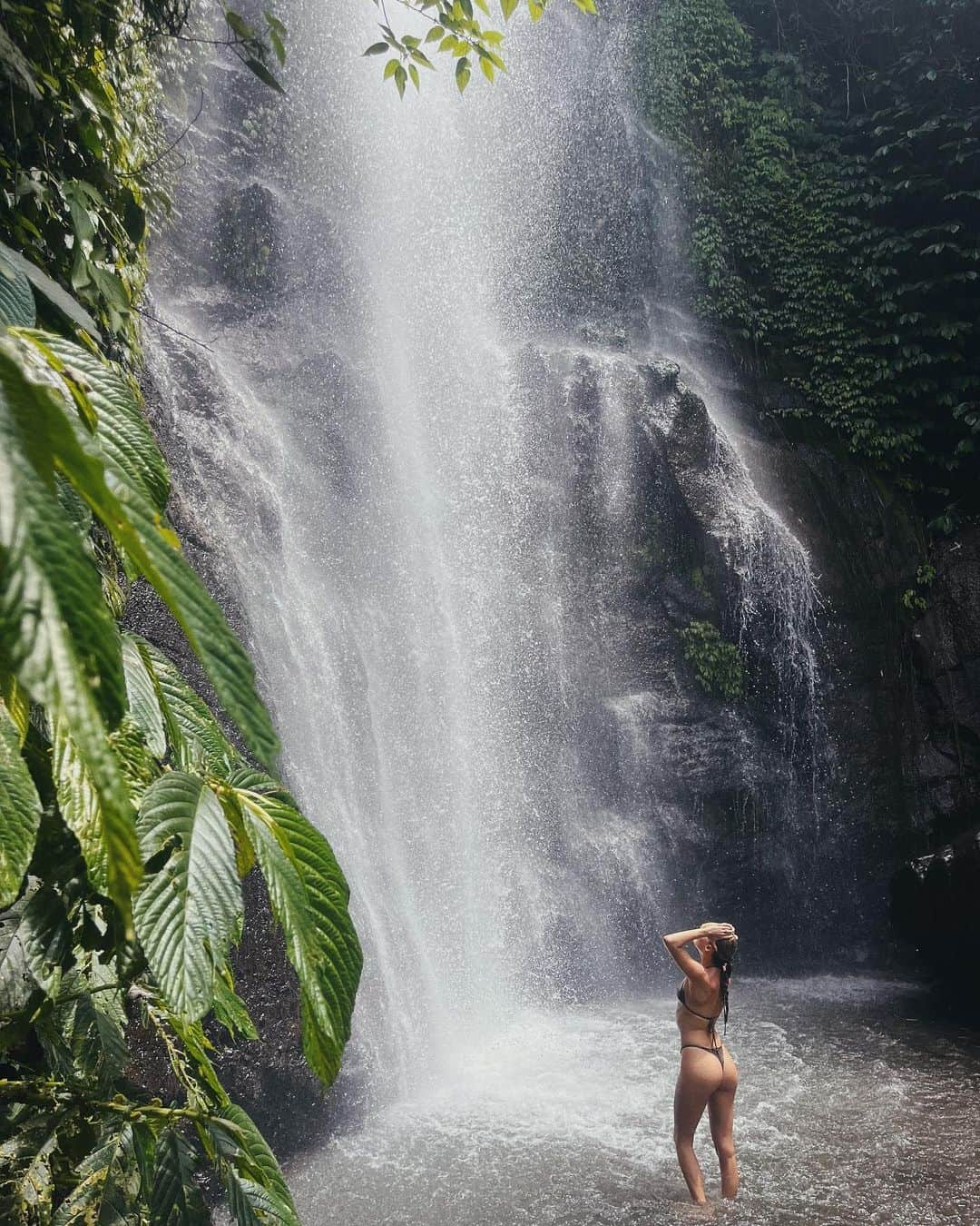 ニオミ・スマートさんのインスタグラム写真 - (ニオミ・スマートInstagram)「Moments from @mundukcabins, a place that’s so special to me. Oh to be in the mountains surrounded by jungle as far as the eye can see. My mind is calm, my body relaxed, and my spirit thriving. We were lucky enough to experience a storm during one of the nights here - we cozied up and watched the drama of nature entertain us. Magic. I love this place and hope I’ll always be able to come back in the coming years ⚡️.」12月16日 3時22分 - niomismart