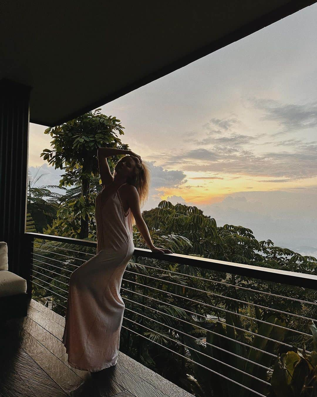 ニオミ・スマートさんのインスタグラム写真 - (ニオミ・スマートInstagram)「Moments from @mundukcabins, a place that’s so special to me. Oh to be in the mountains surrounded by jungle as far as the eye can see. My mind is calm, my body relaxed, and my spirit thriving. We were lucky enough to experience a storm during one of the nights here - we cozied up and watched the drama of nature entertain us. Magic. I love this place and hope I’ll always be able to come back in the coming years ⚡️.」12月16日 3時22分 - niomismart