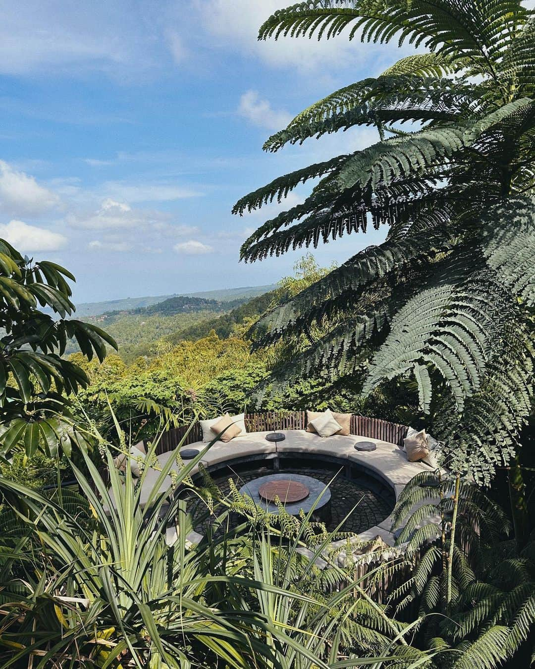 ニオミ・スマートさんのインスタグラム写真 - (ニオミ・スマートInstagram)「Moments from @mundukcabins, a place that’s so special to me. Oh to be in the mountains surrounded by jungle as far as the eye can see. My mind is calm, my body relaxed, and my spirit thriving. We were lucky enough to experience a storm during one of the nights here - we cozied up and watched the drama of nature entertain us. Magic. I love this place and hope I’ll always be able to come back in the coming years ⚡️.」12月16日 3時22分 - niomismart