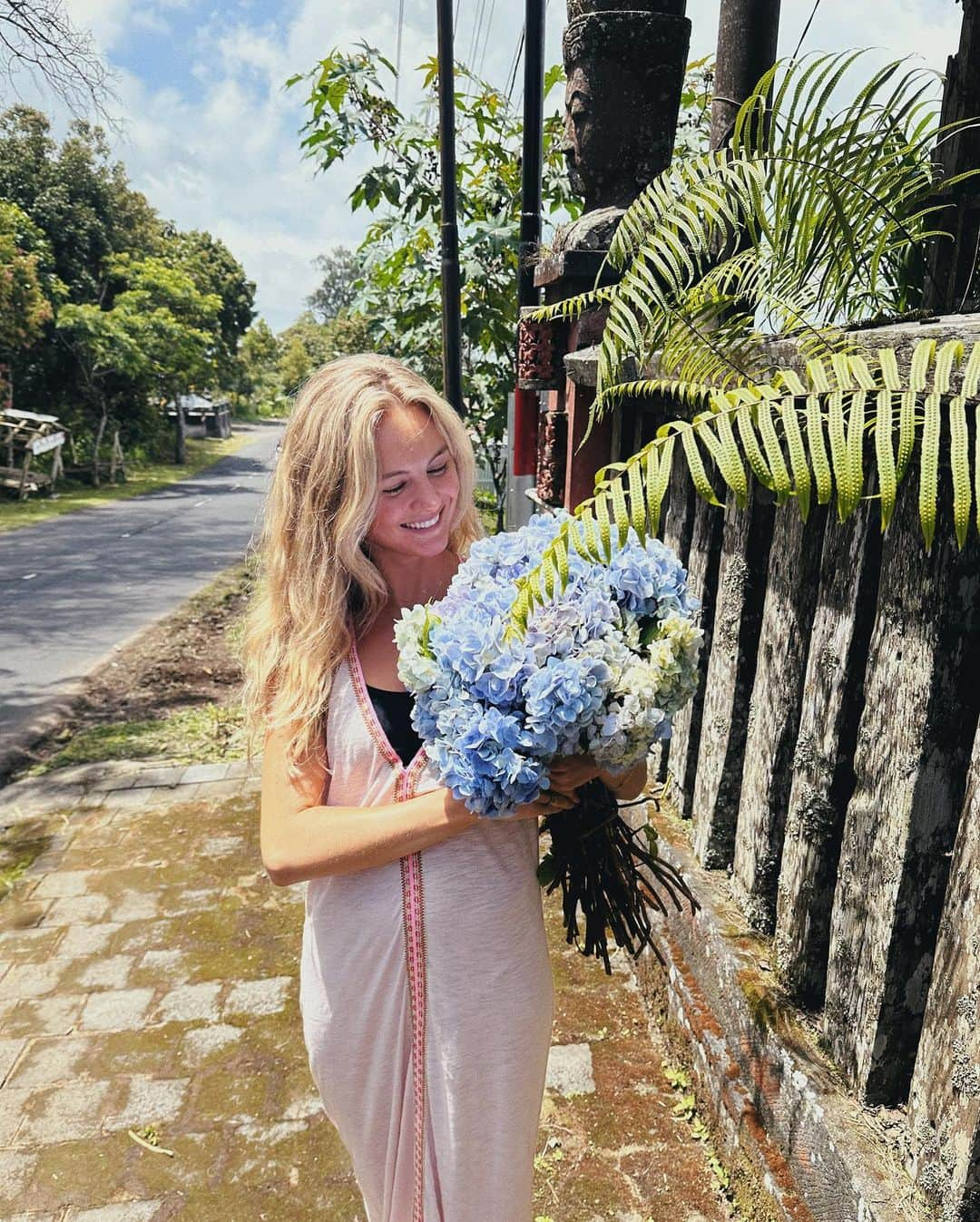 ニオミ・スマートさんのインスタグラム写真 - (ニオミ・スマートInstagram)「Moments from @mundukcabins, a place that’s so special to me. Oh to be in the mountains surrounded by jungle as far as the eye can see. My mind is calm, my body relaxed, and my spirit thriving. We were lucky enough to experience a storm during one of the nights here - we cozied up and watched the drama of nature entertain us. Magic. I love this place and hope I’ll always be able to come back in the coming years ⚡️.」12月16日 3時22分 - niomismart