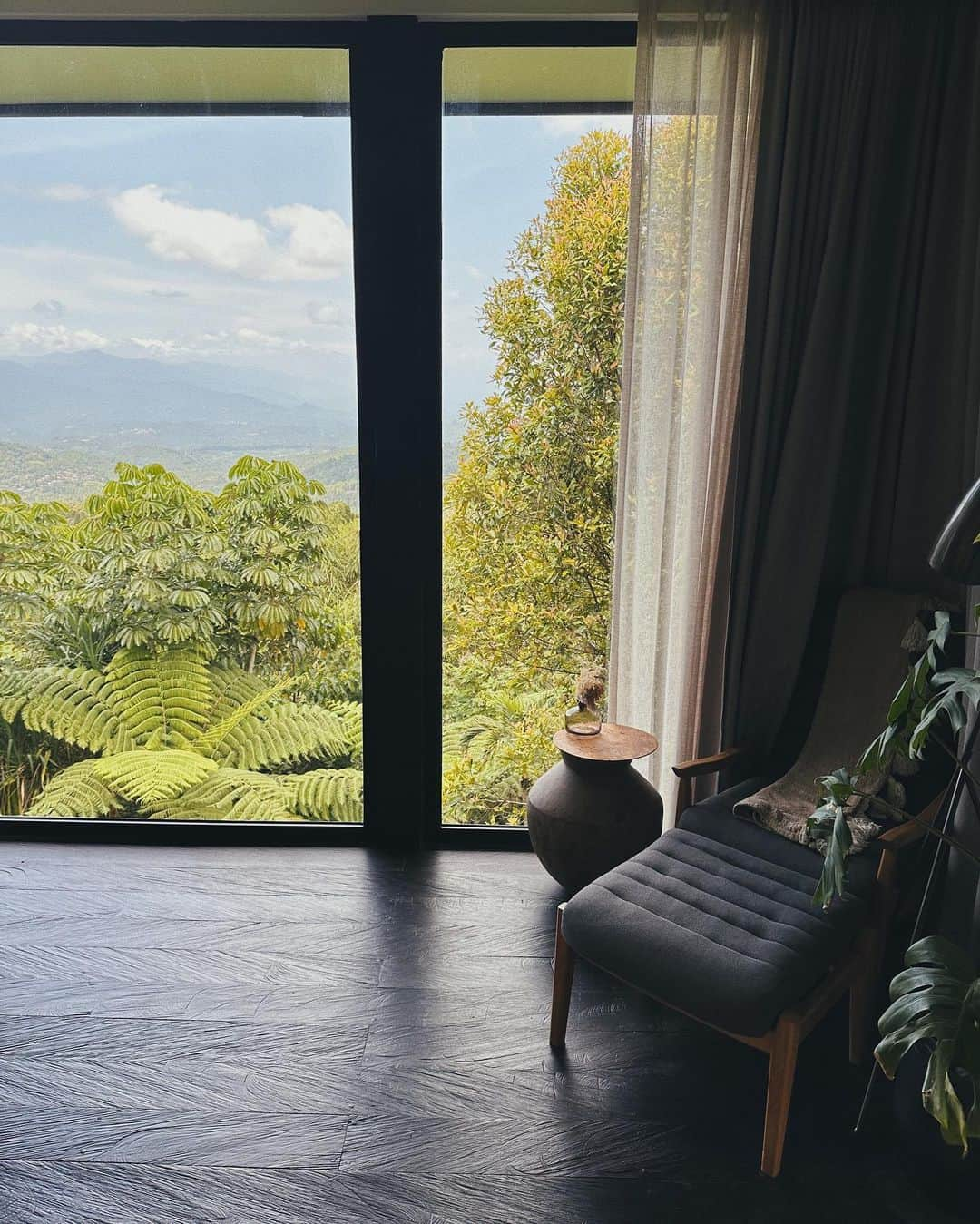 ニオミ・スマートさんのインスタグラム写真 - (ニオミ・スマートInstagram)「Moments from @mundukcabins, a place that’s so special to me. Oh to be in the mountains surrounded by jungle as far as the eye can see. My mind is calm, my body relaxed, and my spirit thriving. We were lucky enough to experience a storm during one of the nights here - we cozied up and watched the drama of nature entertain us. Magic. I love this place and hope I’ll always be able to come back in the coming years ⚡️.」12月16日 3時22分 - niomismart