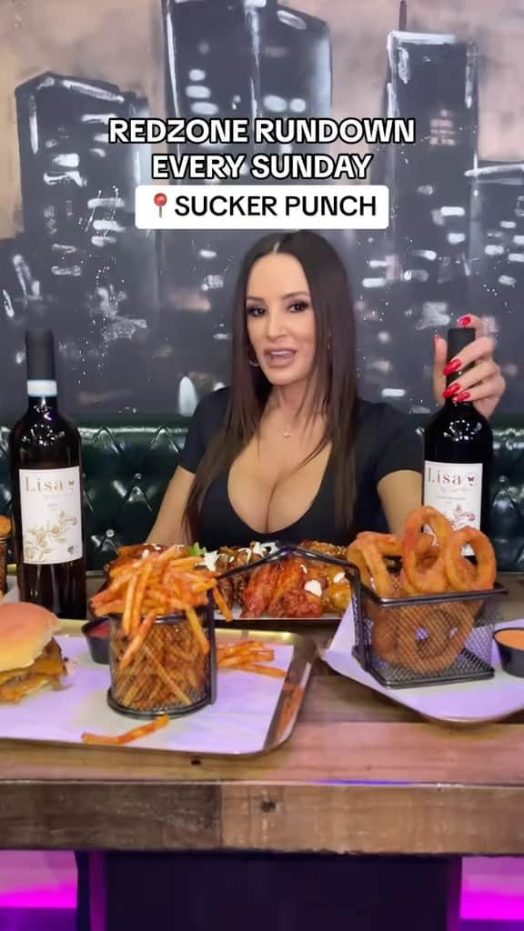 リサ・アンのインスタグラム：「Football, wine & @thereallisaann 🍷🔥 What more could you ask for?! See you on Sunday.」