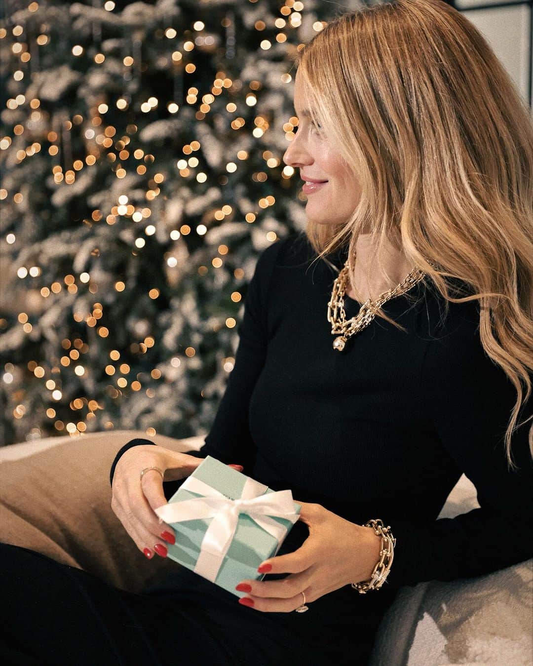 ケイト・ボックのインスタグラム：「A blue box under the tree is an absolute dream.  @tiffanyandco #ATiffanyHoliday」