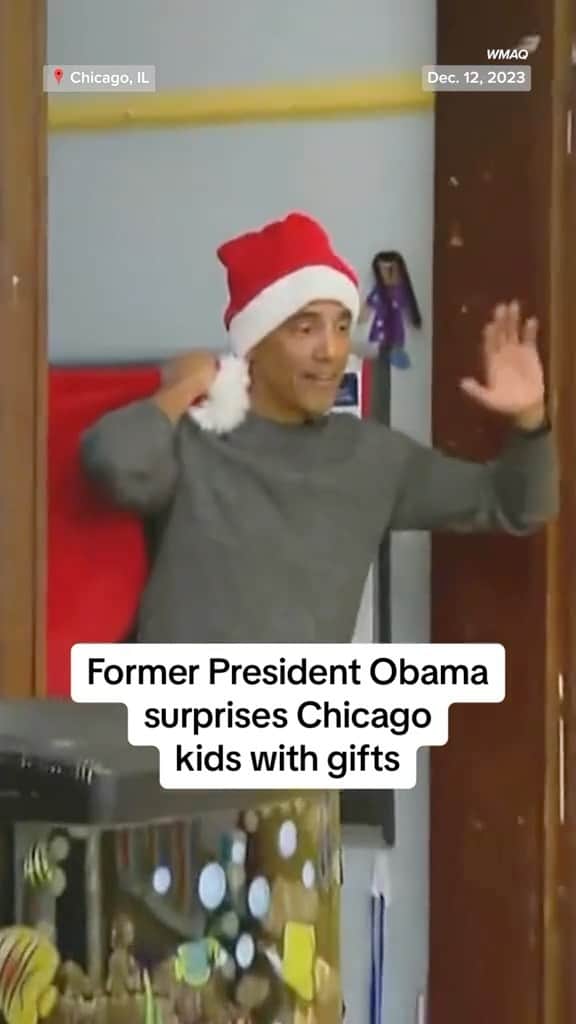 NBC Newsのインスタグラム：「Former President Obama surprised a young class of school children in Chicago, arriving in a Santa hat with a bag of gifts and reading a book to the class.」