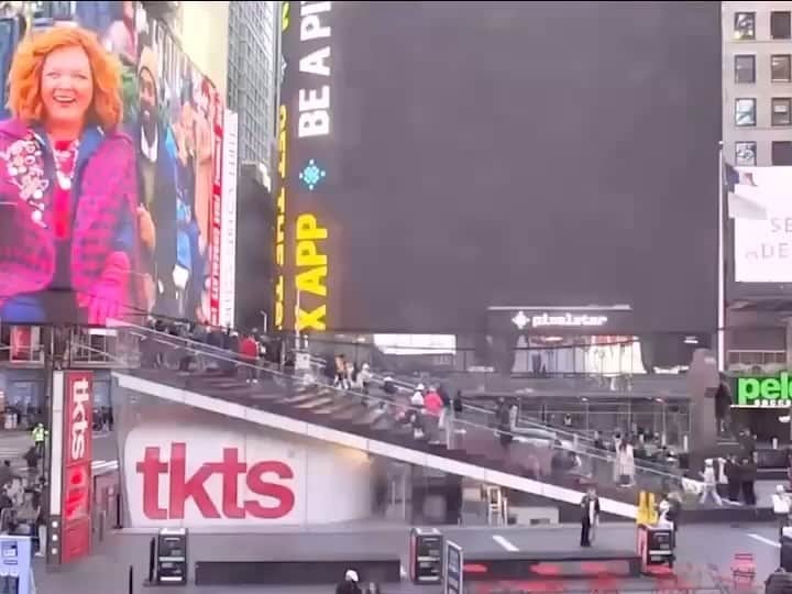 ロニー・ラドクのインスタグラム：「waking up to seeing fans around the world figuring out how to get me up on a billboard in Times Square today was unreal. Thank you so much. That is love.」