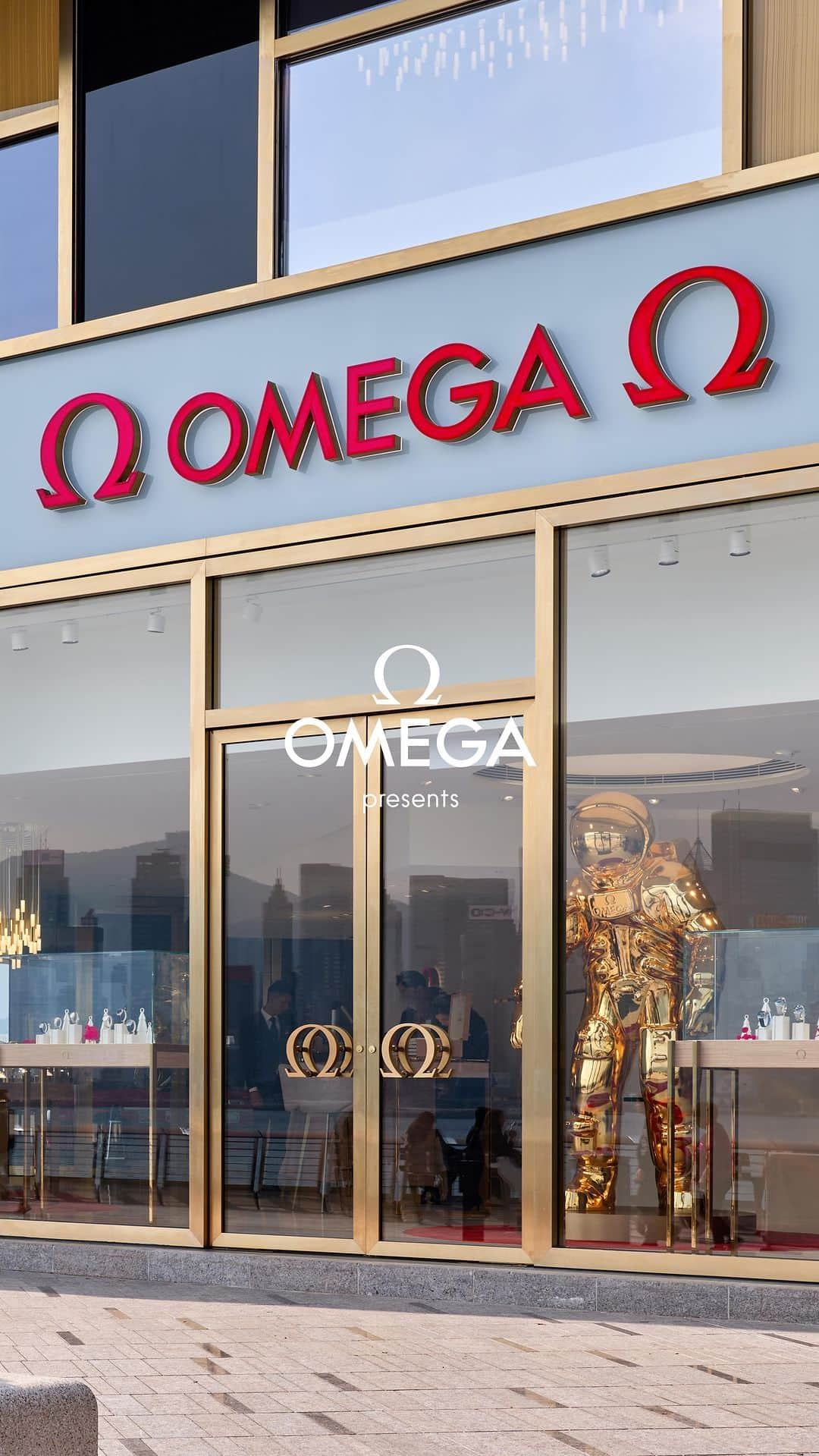 オメガのインスタグラム：「The doors are officially opened at OMEGA’s new Boutique at the K11 Musea in Hong Kong. First to walk through was our global ambassador, Han So-hee, who took her time to admire the views.  #OMEGA  @xeesoxee」