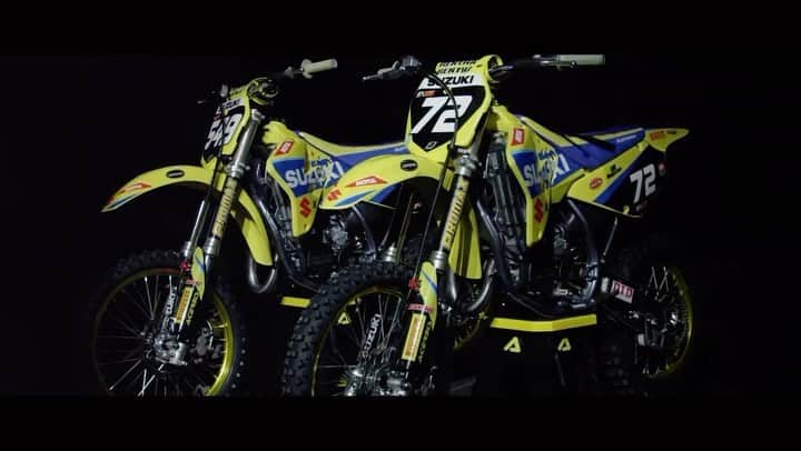 Racer X Onlineのインスタグラム：「Whoa! Check out this cool old promo video from Liam Everts’ YT channel. He and Jett Lawrence were Suzuki minicycle teammates in 2017. Heck of a squad.   This old Suzuki World team was operated by the Everts family, which added Hunter and Jett to the roster.   “For Jett and I it’s quite something to have stood out enough for Harry and Stefan; we’re talking 15 world titles between them so there is quite something to be learned there,” said Hunter at the time.  “We are very honoured to sign Hunter Lawrence,” said Stefan Everts. “We had a great opportunity to work together and thinking about the future and what I have seen of Hunter so far, he will fit in perfectly to our programme. After one-or-two years I feel that he can be a really strong contender in the world championship. He was really strong in his first races in the European Championship and he adapted very fast to Euro tracks. So I’m very pleased to have this kid on-board and also his brother [Jett].” @jettson18 @liam_everts72 @s72forever #85s」
